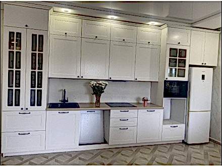 Просторная белая кухня в стиле неоклассика - фото - 1