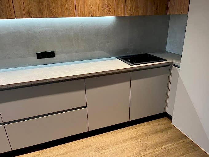 Кухня в современном стиле с нотками лофта - фото - 4