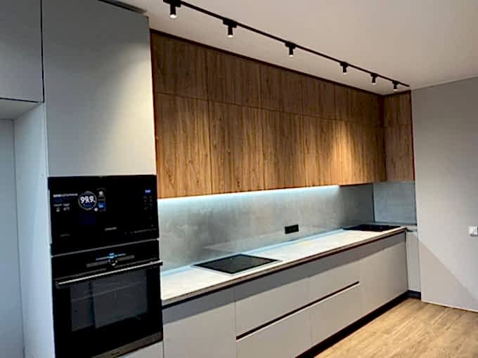 Кухня в современном стиле с нотками лофта - фото - 7