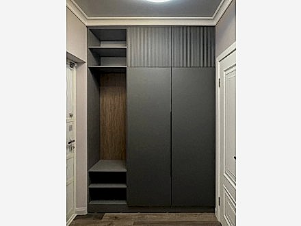 Встроенный стильный шкаф в прихожую - фото - 1