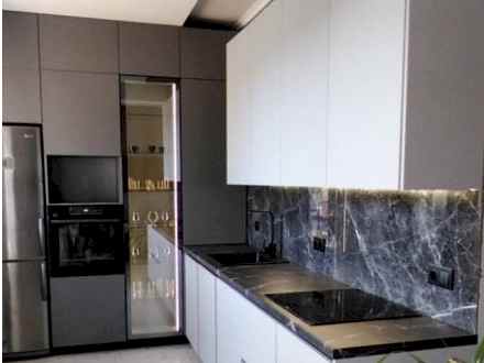 Современная белая кухня с контрастной пенальной группой - фото - 3