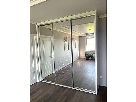 Трехдверный шкаф-купе с зеркалами в полный рост - фото - 1