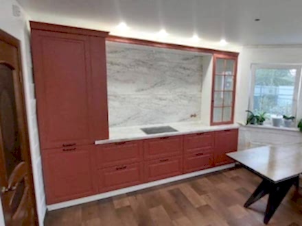 Яркая кухня в цвете спелых ягод - фото - 5