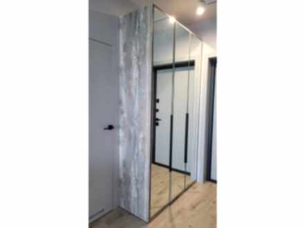 Распашной шкаф в прихожую с зеркалами в полный рост - фото - 1