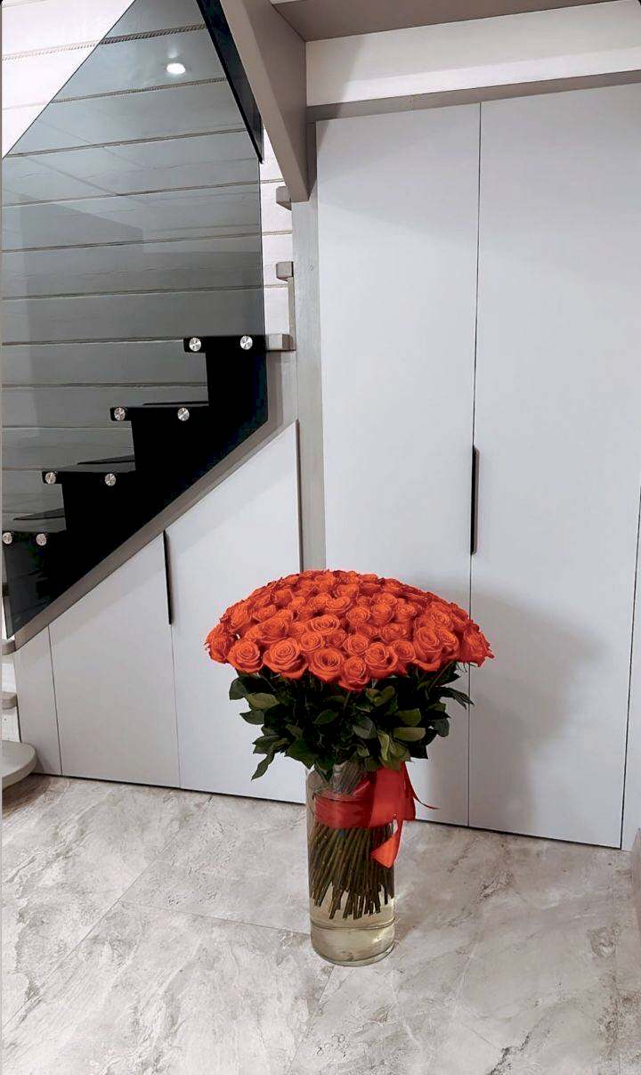 Встроенный стильный шкаф под лестницей - фото - 1