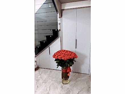 Встроенный стильный шкаф под лестницей - фото - 1