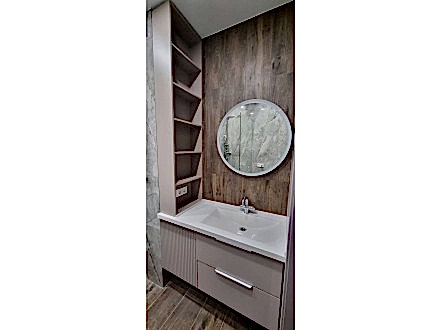 Мебель для ванной со стеллажом под потолок - фото - 2