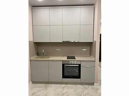 Маленькая, но очень функциональная кухня под потолок - фото - 1