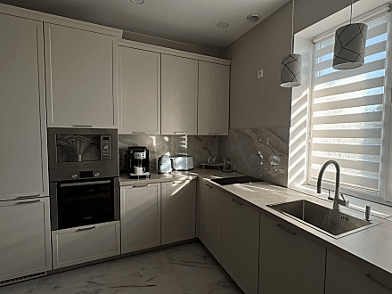 Стильная угловая кухня с мойкой у окна - фото - 10