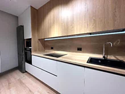 Белая кухня с деревом в современном стиле - фото - 6