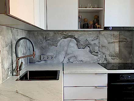 Угловая белая кухня с фартуком под мрамор - фото - 2