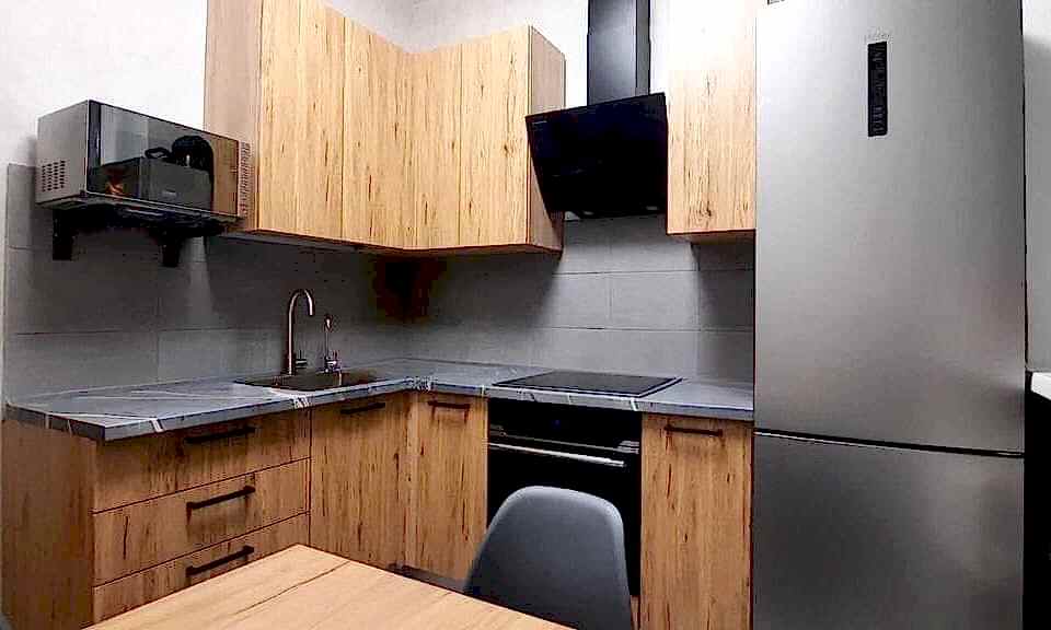 Угловая мини-кухня в стиле лофт с древесными фасадами - фото - 3