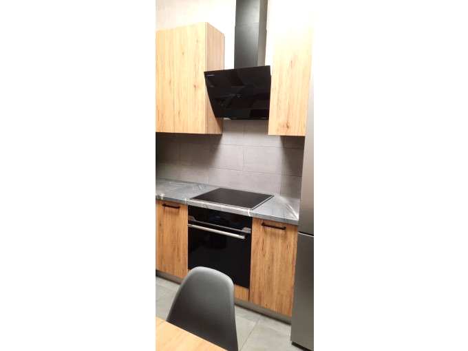 Угловая мини-кухня в стиле лофт с древесными фасадами - фото - 1