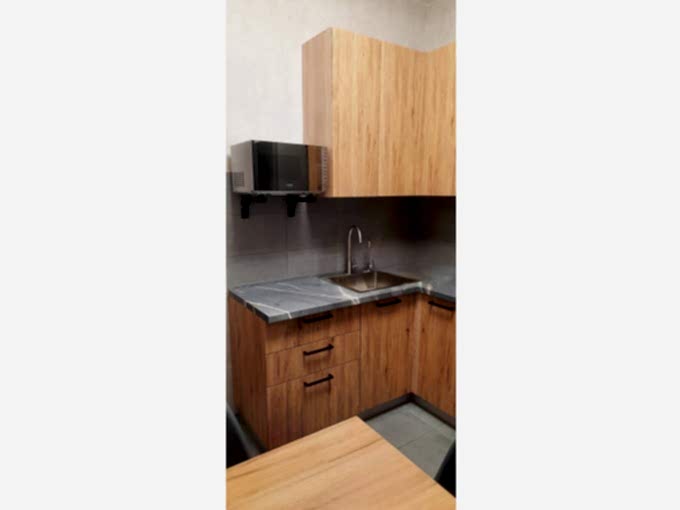 Угловая мини-кухня в стиле лофт с древесными фасадами - фото - 2