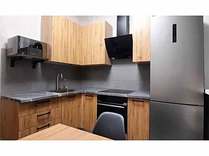 Угловая мини-кухня в стиле лофт с древесными фасадами - фото - 3