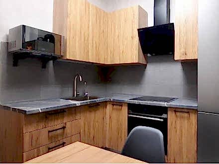 Угловая мини-кухня в стиле лофт с древесными фасадами - фото - 3