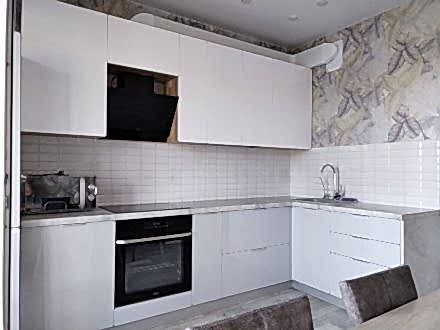 Белоснежная матовая кухня в современном стиле - фото - 1