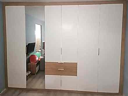 Распашной шкаф во всю стену с зеркалом - фото - 1