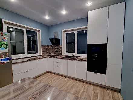 Белая угловая кухня без навесных шкафов в загородный дом - фото - 2