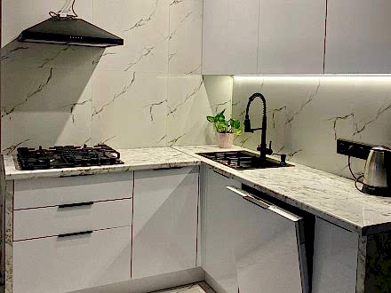 Угловая белая мини-кухня с  отдельностоящим бакалейным шкафом - фото - 2