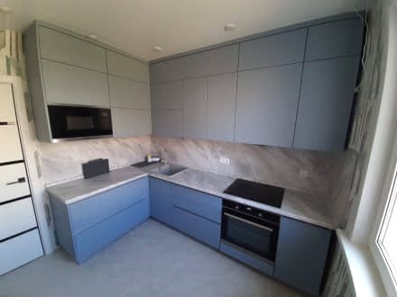 Угловая кухня под потолок с матовыми синим фасадами - фото - 5