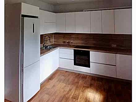 Белая угловая кухня со столешницей и фартуком под дерево - фото - 6