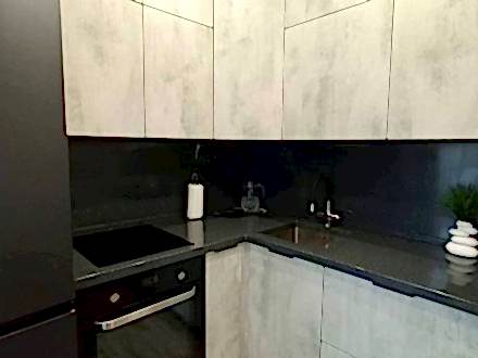 Угловая кухня с текстурными фасадами и черной рабочей поверхностью - фото - 3