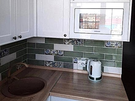 Белая неоклассическая мини-кухня для небольшой квартиры - фото - 5