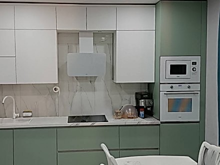 Кухня в современном стиле с яркими зелеными фасадами - фото - 5