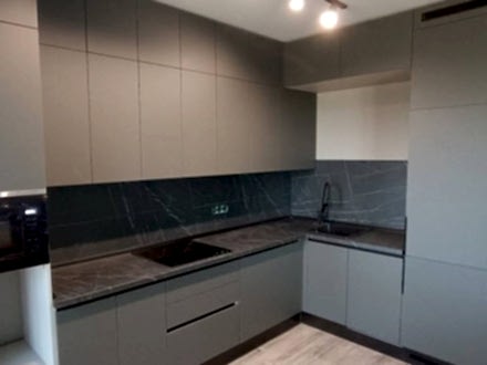 Кухня в современном стиле с темно-серыми фасадами без ручек - фото - 5