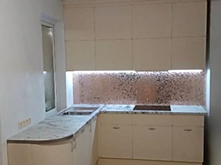 Угловая кухня с навесными шкафами под потолок и мойкой у окна - фото - 2