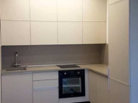 Белая угловая кухня с матовыми фасадами под потолок - фото - 2