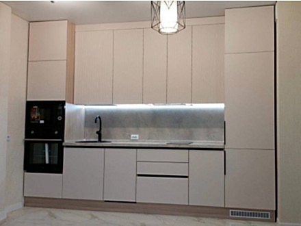 Белая линейная кухня с рифлеными фасадами под потолок - фото - 4