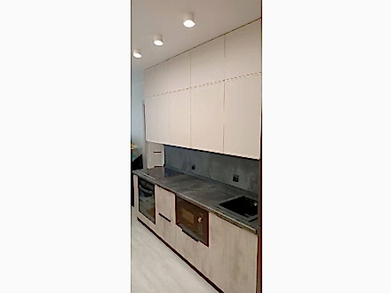 Кухня в современном стиле со шкафами под потолок - фото - 2