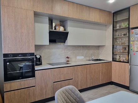 Угловая кухня с древесными фасадами в современном стиле - фото - 3