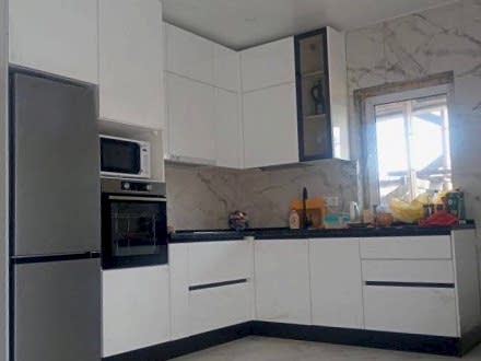 Белая угловая кухня в загородный дом с рабочей зоной у окна - фото - 1