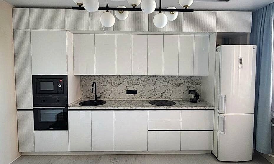 Белая современная кухня под потолок с рифлеными антресольными шкафами - фото - 1