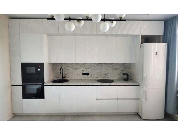 Белая современная кухня под потолок с рифлеными антресольными шкафами - фото - 1