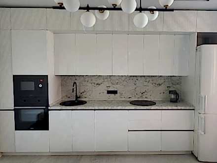 Белая современная кухня под потолок с рифлеными антресольными шкафами - фото - 1