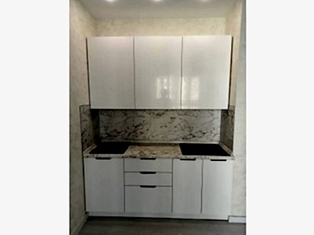 Белая мини-кухня с акцентными черными торцевыми ручками - фото - 1