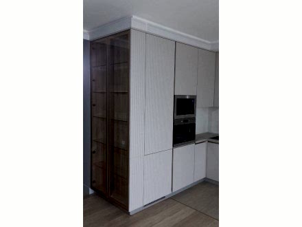 Просторная кухня в загородный дом с огромным бакалейным шкафом - фото - 4