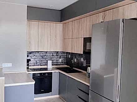 П-образный кухонный гарнитур с разноуровневыми подвесными щкафами - фото - 3