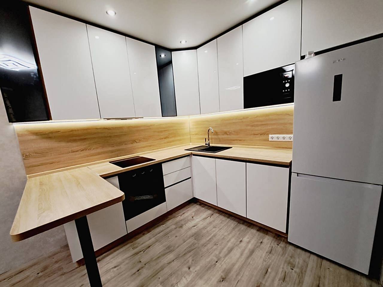 П-образная белая кухня под потолок с барным столиком - фото - 3