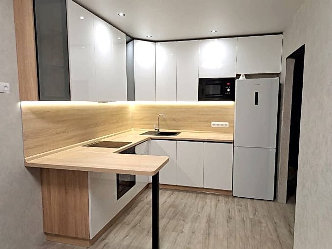 П-образная белая кухня под потолок с барным столиком - фото - 2