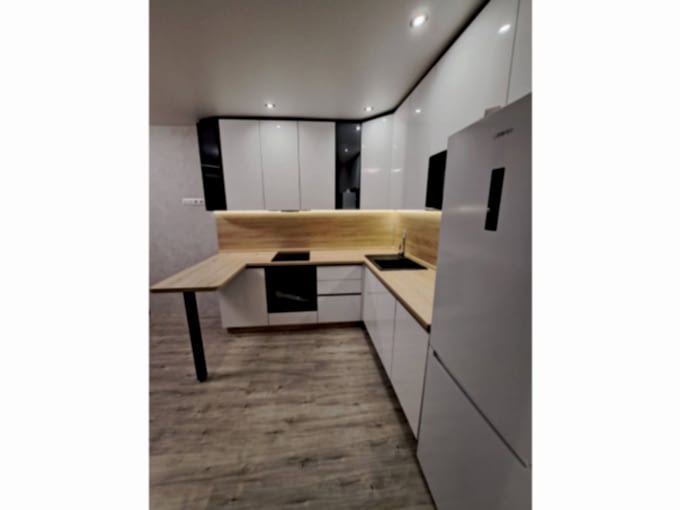 П-образная белая кухня под потолок с барным столиком - фото - 1