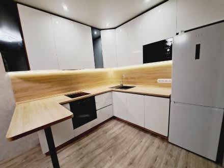 П-образная белая кухня под потолок с барным столиком - фото - 3