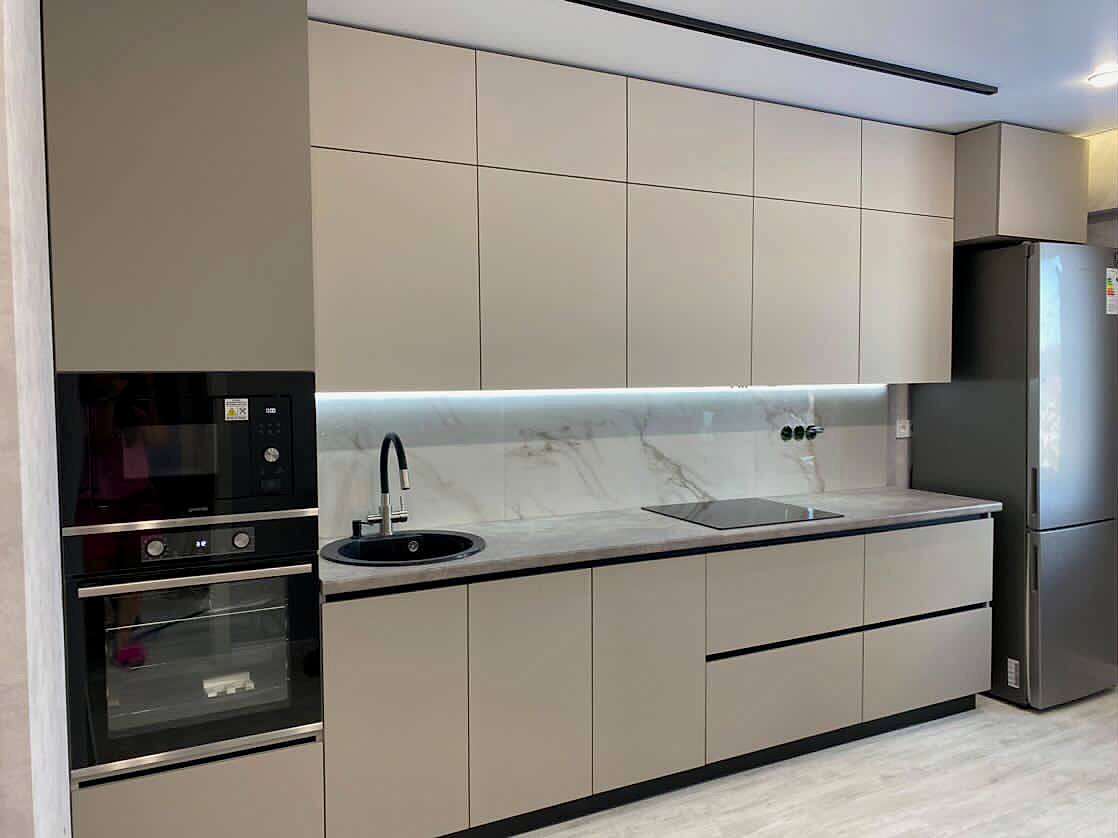 Современная кухня под потолок в пастельных тонах - фото - 1