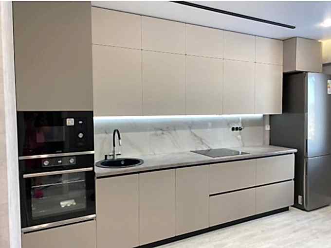 Современная кухня под потолок в пастельных тонах - фото - 1