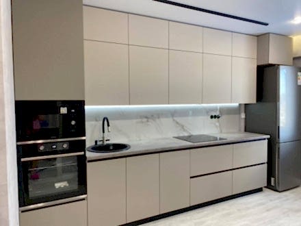 Современная кухня под потолок в пастельных тонах - фото - 1