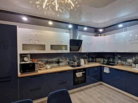 Синяя угловая кухня с глянцевыми фасадами - фото - 6